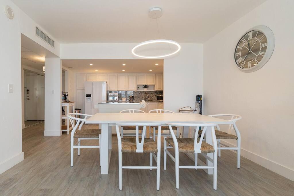 Stunning & Spacious Resort-Style Condo Across From Beach! Miami Beach Eksteriør billede