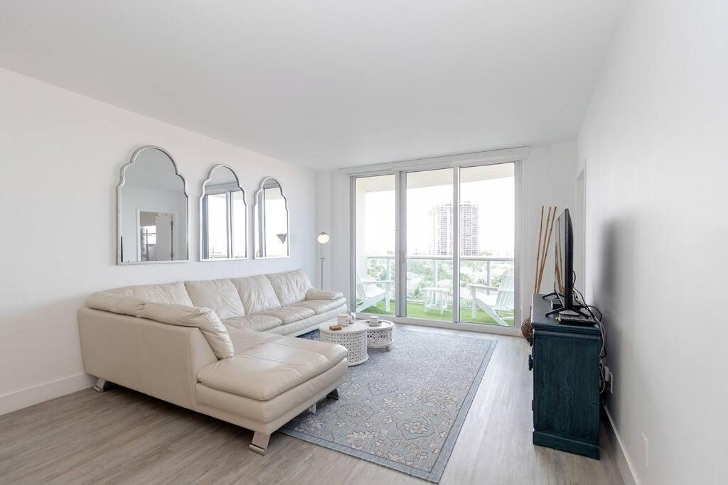 Stunning & Spacious Resort-Style Condo Across From Beach! Miami Beach Eksteriør billede