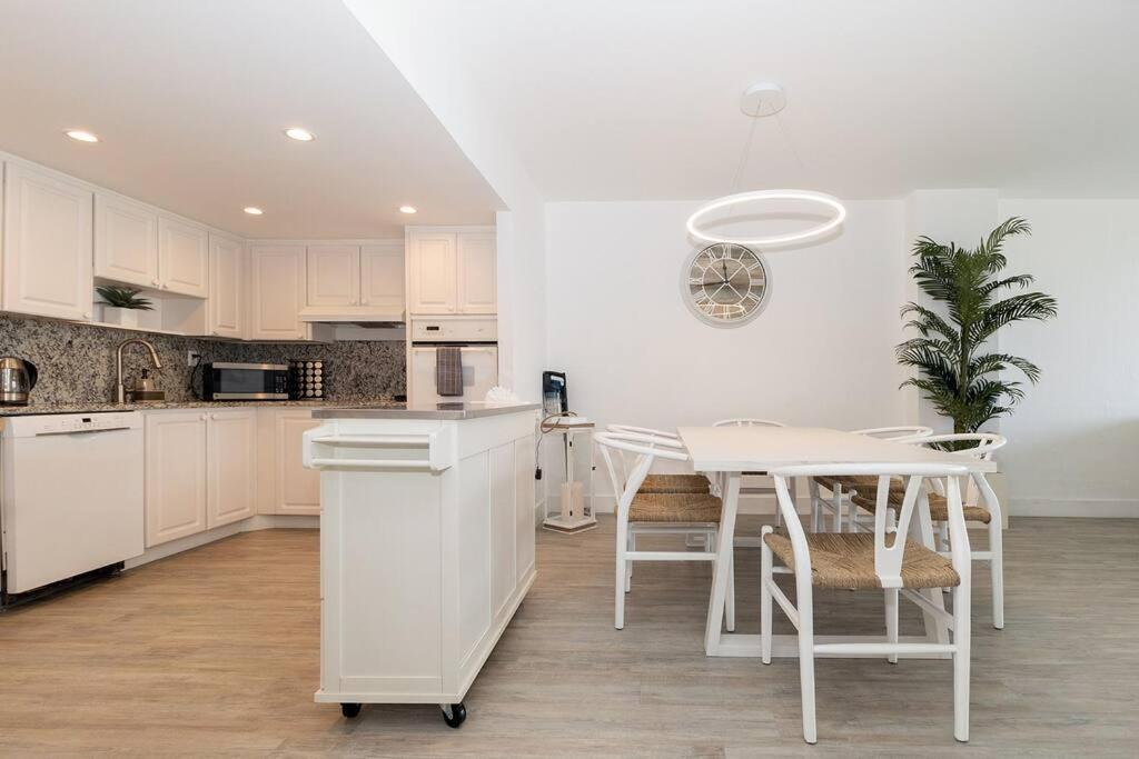 Stunning & Spacious Resort-Style Condo Across From Beach! Miami Beach Eksteriør billede