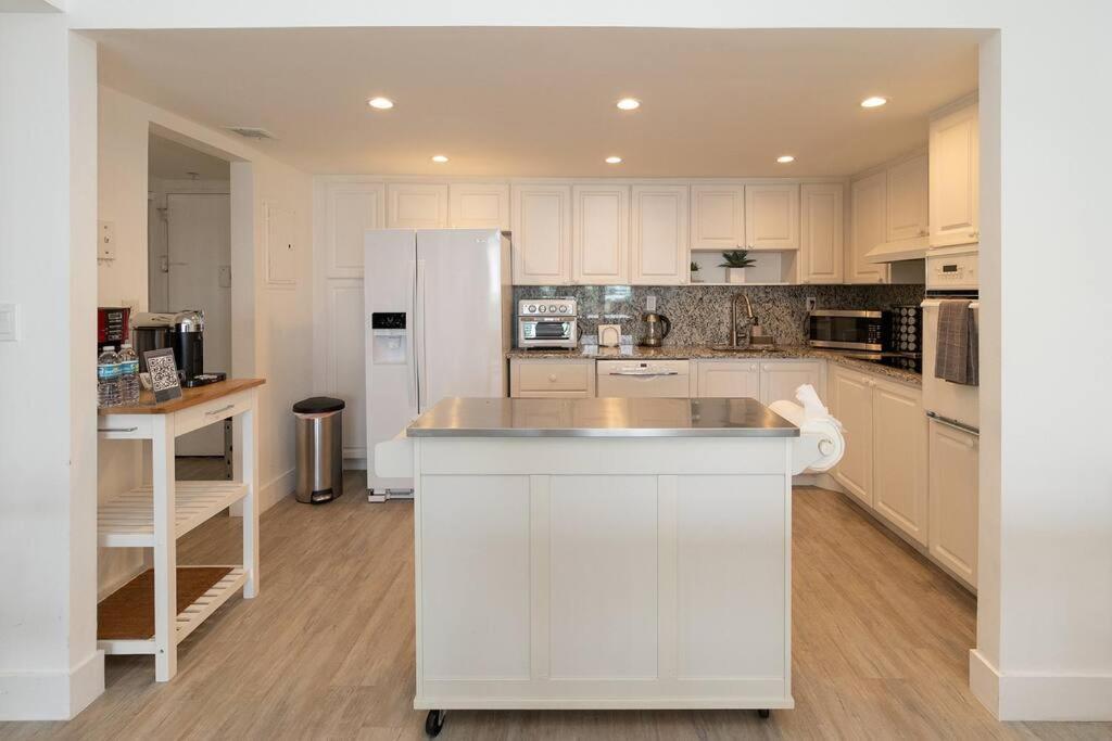 Stunning & Spacious Resort-Style Condo Across From Beach! Miami Beach Eksteriør billede