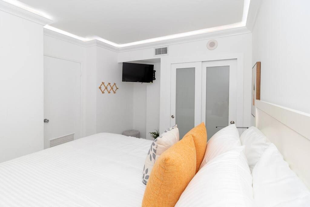 Stunning & Spacious Resort-Style Condo Across From Beach! Miami Beach Eksteriør billede