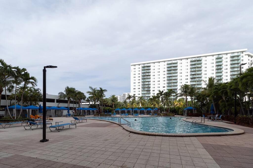 Stunning & Spacious Resort-Style Condo Across From Beach! Miami Beach Eksteriør billede