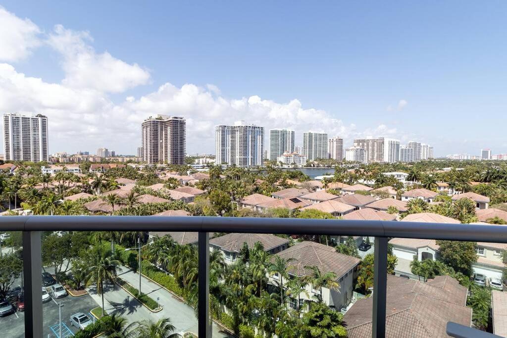 Stunning & Spacious Resort-Style Condo Across From Beach! Miami Beach Eksteriør billede